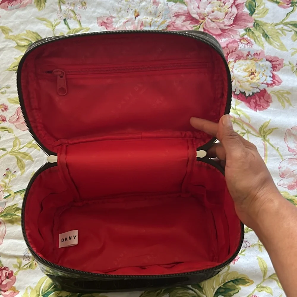 DKNY TALL TRAIN CASE - Picture 3 of 4
